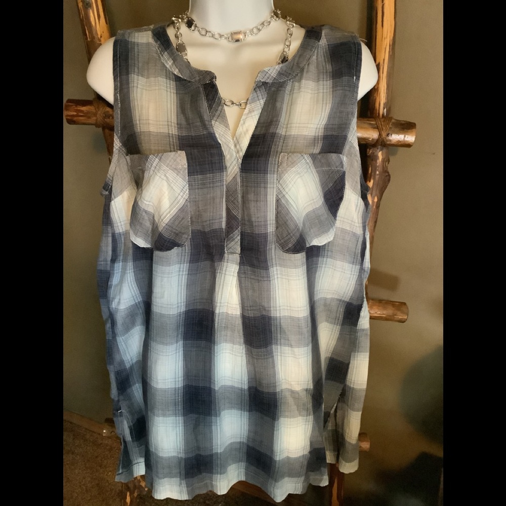 303 Blue and white sleeveless light weight flannel